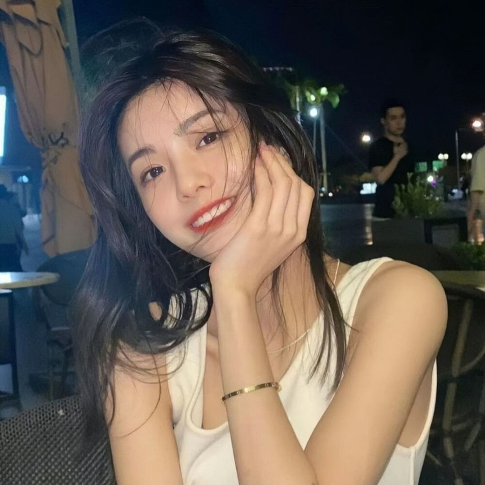 《某男星被目击医院陪诊，神秘女子身份成谜》配图