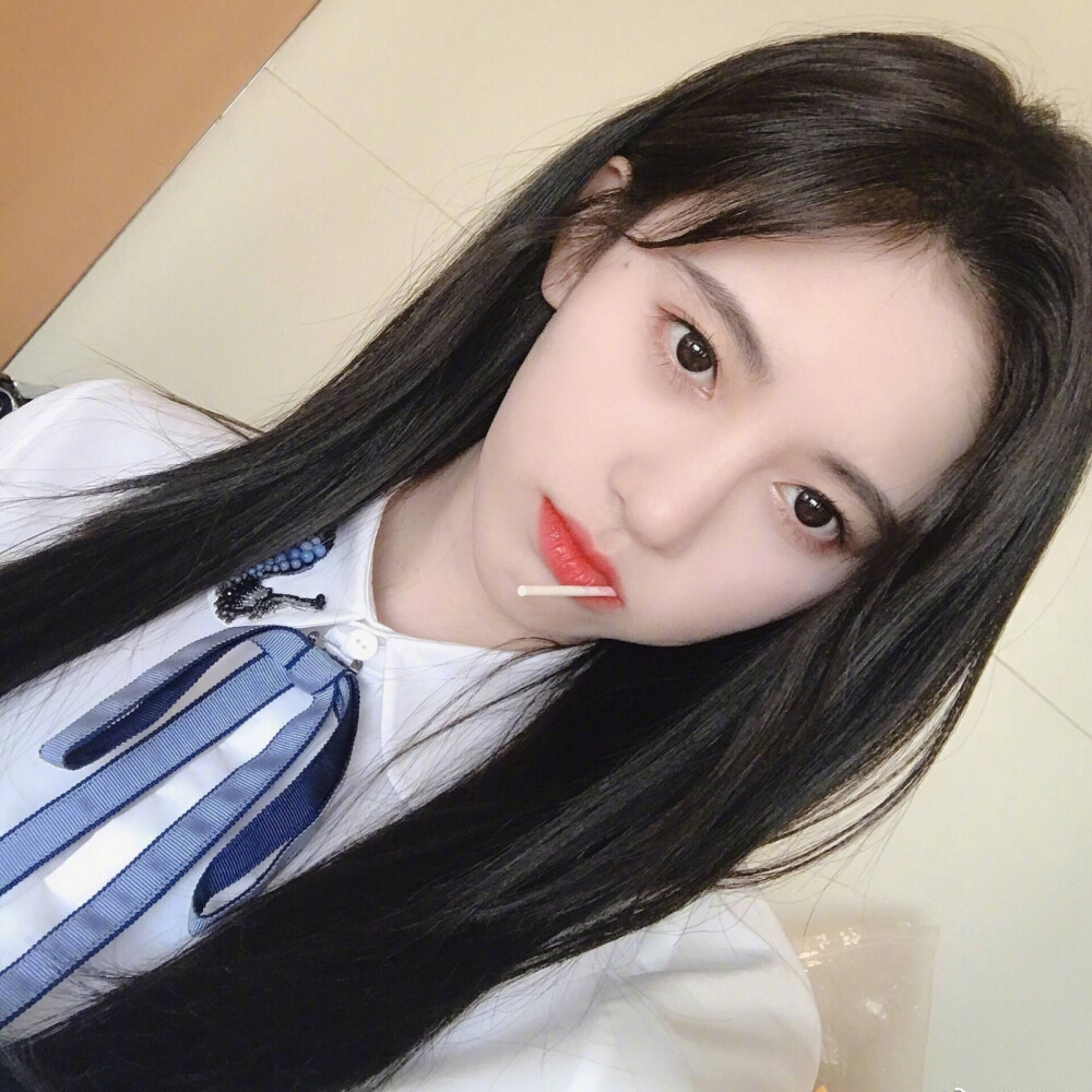《网红夫妻直播吵架，女方摔手机称男方出轨助理》配图